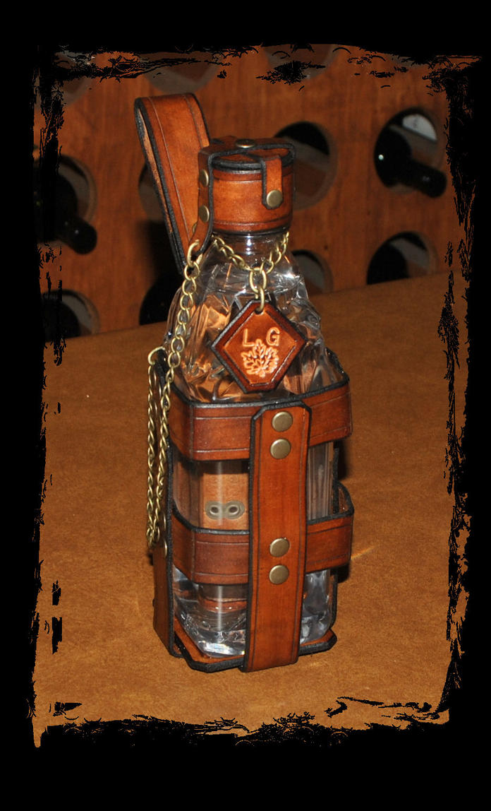 http://th08.deviantart.net/fs70/PRE/i/2012/202/2/c/leather_water_bottle_for_larp_by_lagueuse-d584ldk.jpg