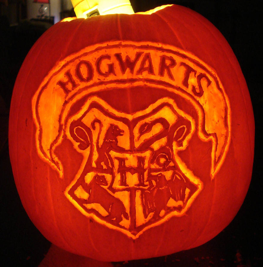 harry-potter-hogwarts-crest-pumpkin-by-rebelats-on-deviantart